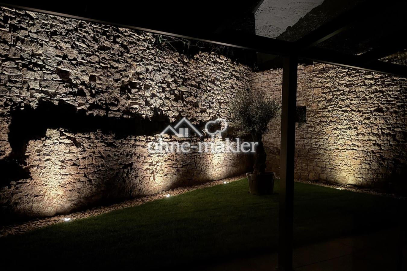 Privater Innenhof bei Nacht