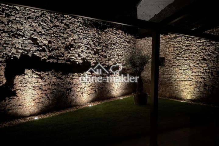 Privater Innenhof bei Nacht