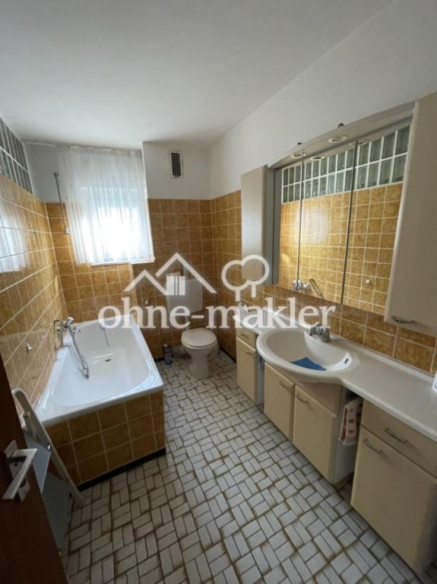 Bad mit großem Spiegelschrank 