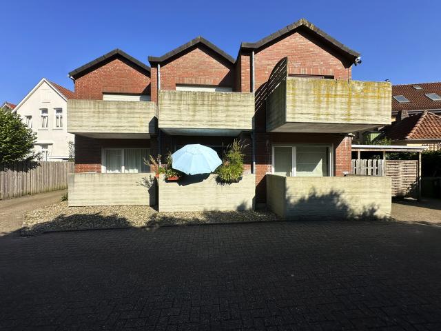 Eden-Ehbrecht-Immobilien_Verkauf_6-Parteien-MFH_Oldenburg-Osternburg_Blick-Parkplatz-Balkone-Schuppen