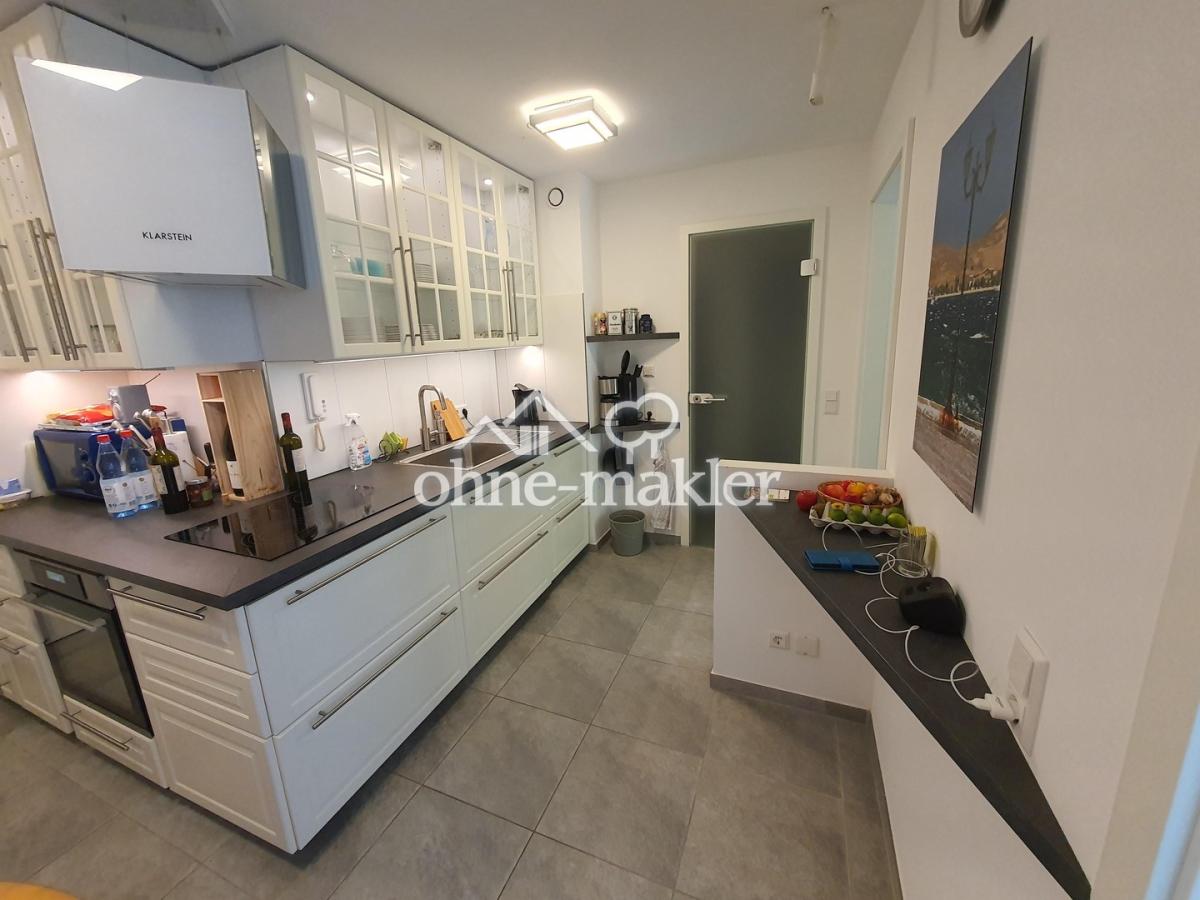 Küche, Blick zum Bad