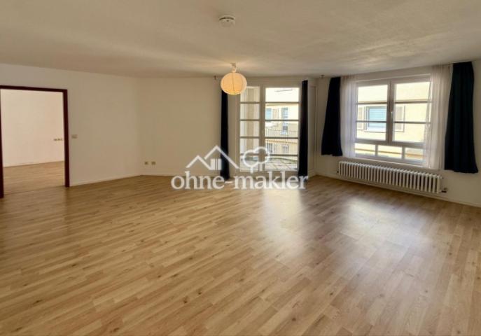 Wohnzimmer mit Balkonzugang