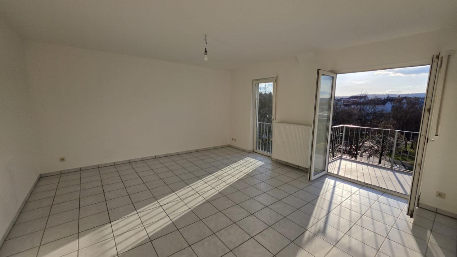 Wohnzimmer mit Balkonzugang