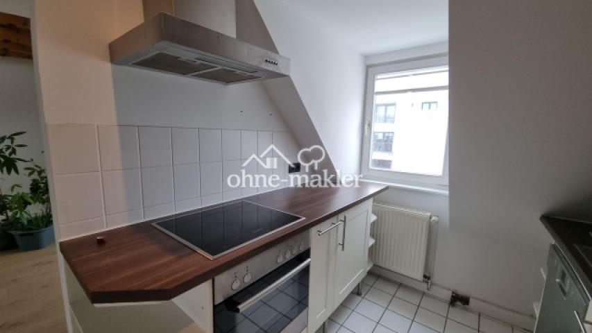 Küche mit Ofen und Herd