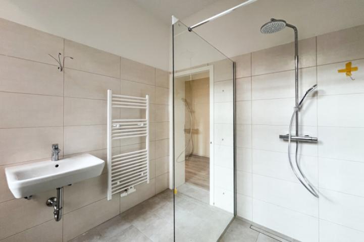 Bad mit großer Dusche