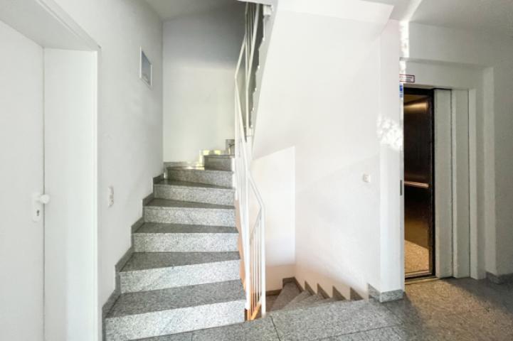 Treppenaufgang und Fahrstuhl