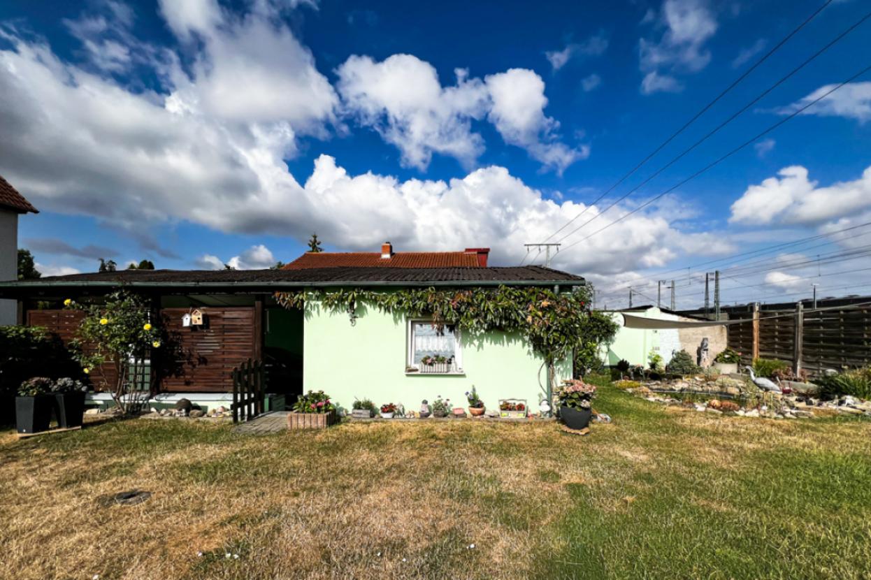 Gartenhütte und Teich