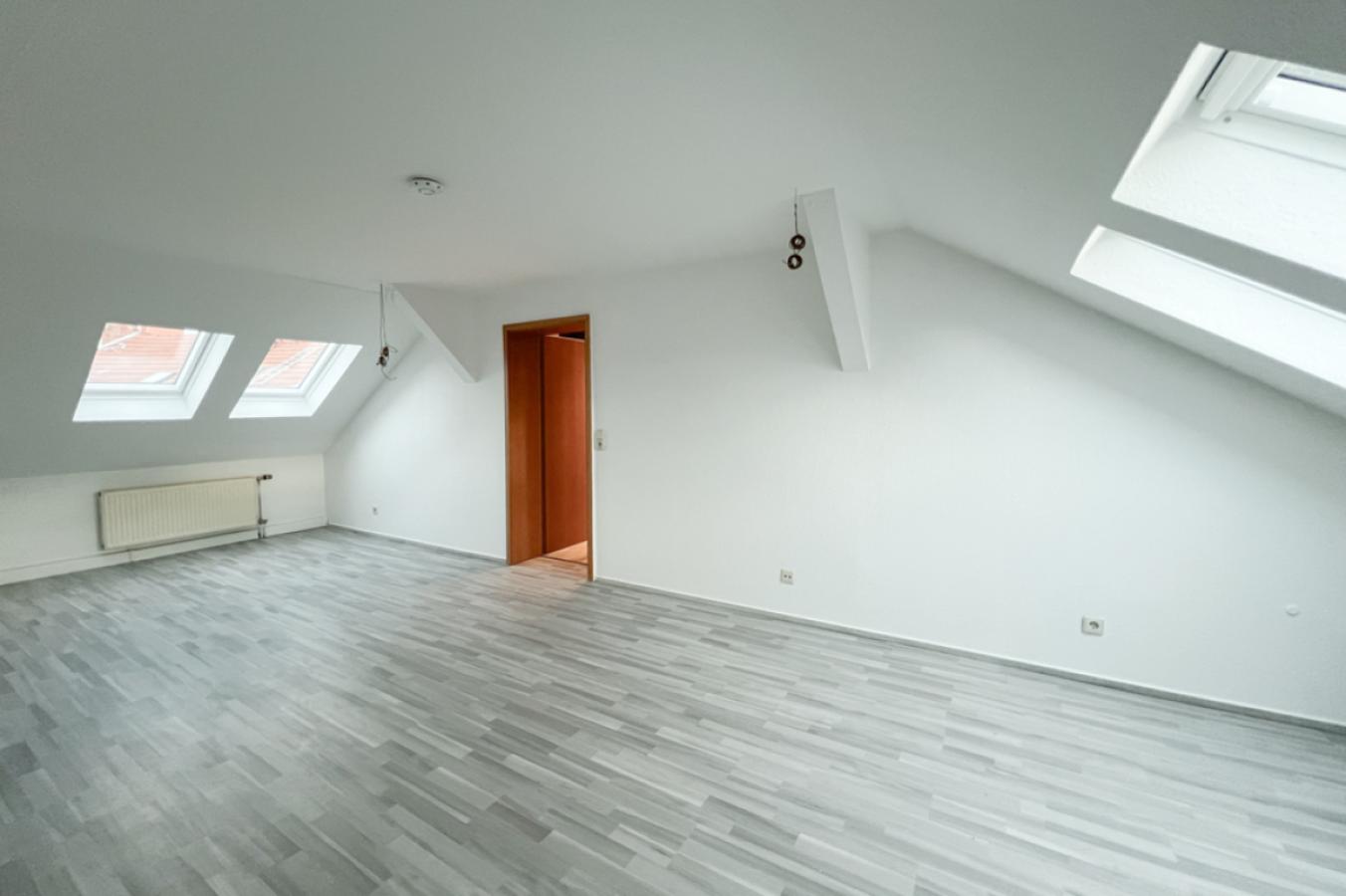 Wohnzimmer mit Fenstern zu beiden Seiten