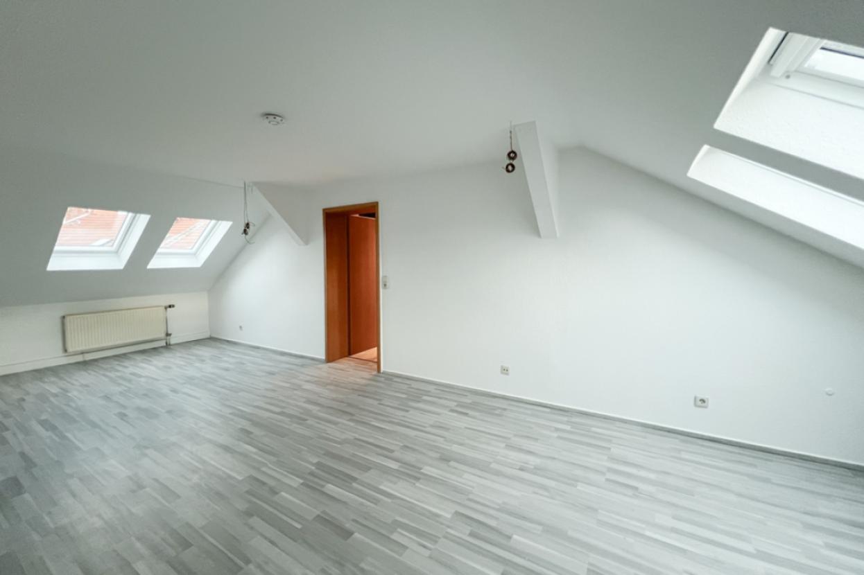 Wohnzimmer mit Fenstern zu beiden Seiten