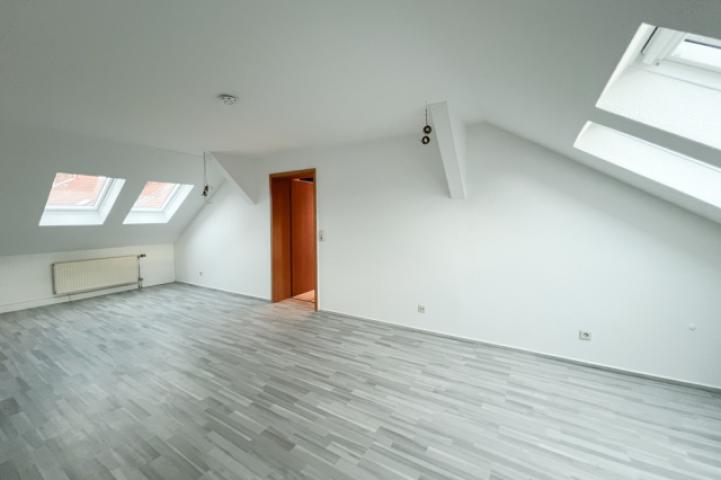 Wohnzimmer mit Fenstern zu beiden Seiten