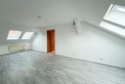 Wohnzimmer mit Fenstern zu beiden Seiten
