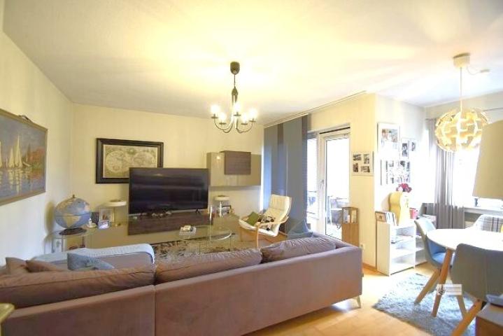 Wohnzimmer mit Balkontür