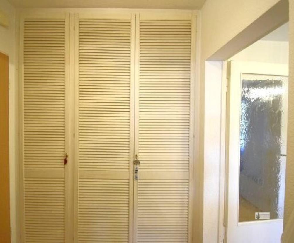 Einbauschrank für Garderobe vor dem Wohnzimmer