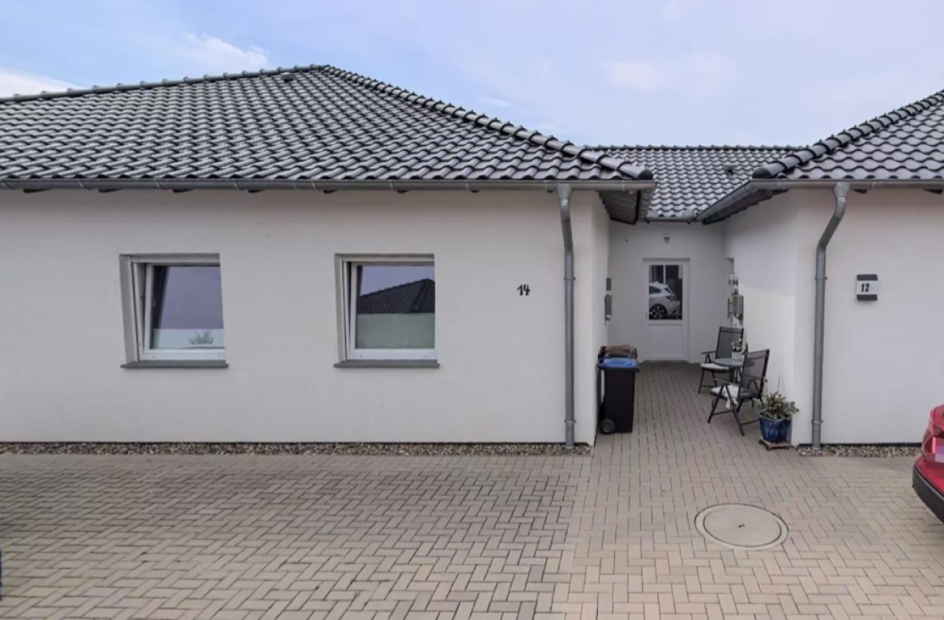 Frontansicht (Eingangsbereich)