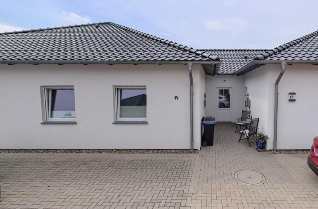 Frontansicht (Eingangsbereich)