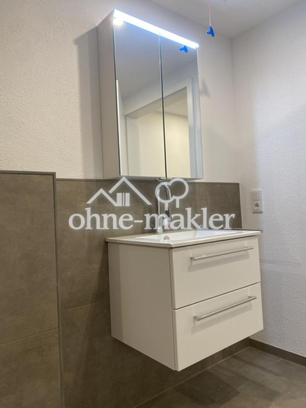 Waschbecken mit Spiegelschrank