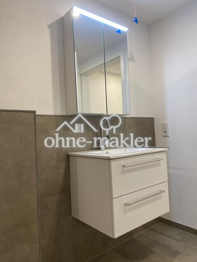 Waschbecken mit Spiegelschrank