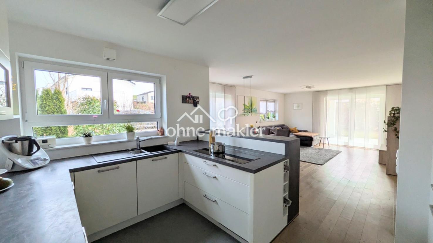 Küche mit Blick zu Wohnzimmer