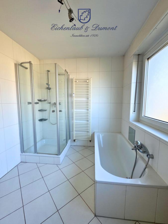 Bad mit Wanne und Dusche Og