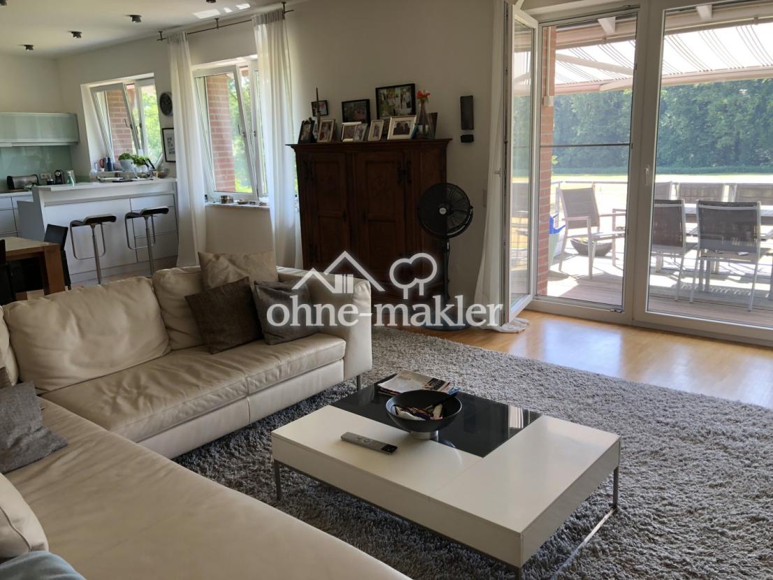 Wohnzimmer mit Balkon, Küche