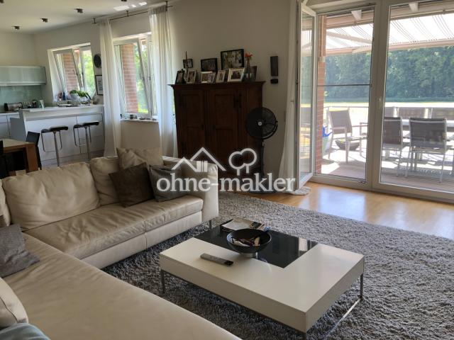 Wohnzimmer mit Balkon, Küche