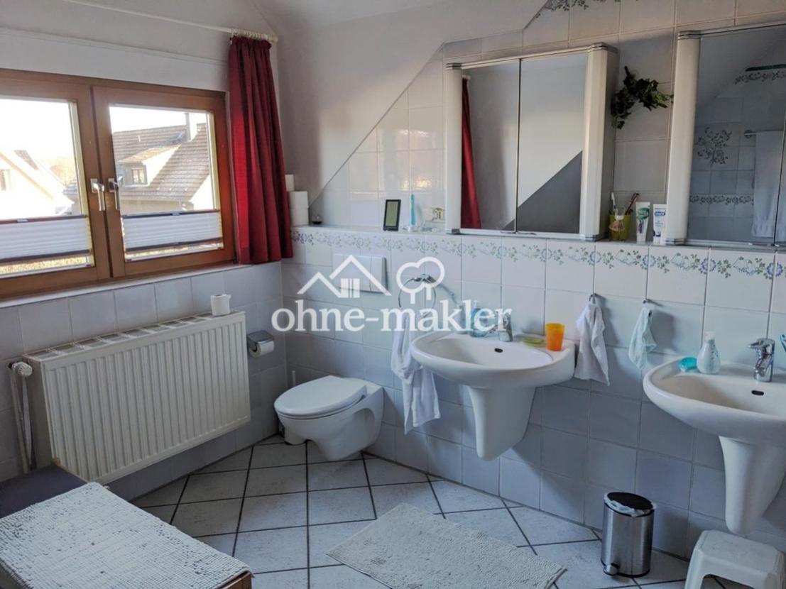 Badezimmer mit Wanne / Dusche