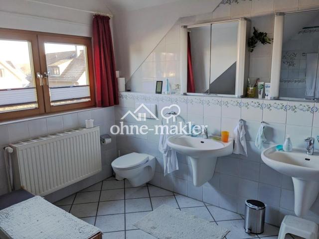 Badezimmer mit Wanne / Dusche