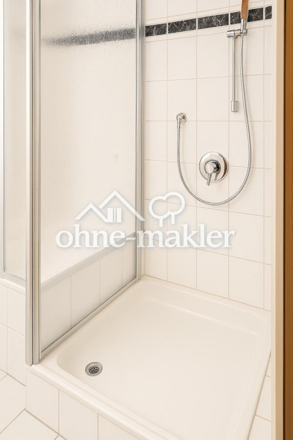 Dusche neben der Badewanne