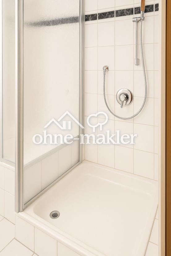 Dusche neben der Badewanne