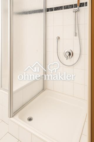 Dusche neben der Badewanne