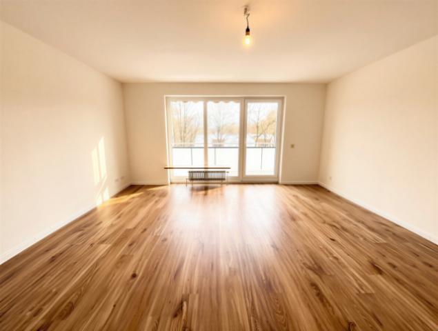 Helles Wohnzimmer mit Balkon