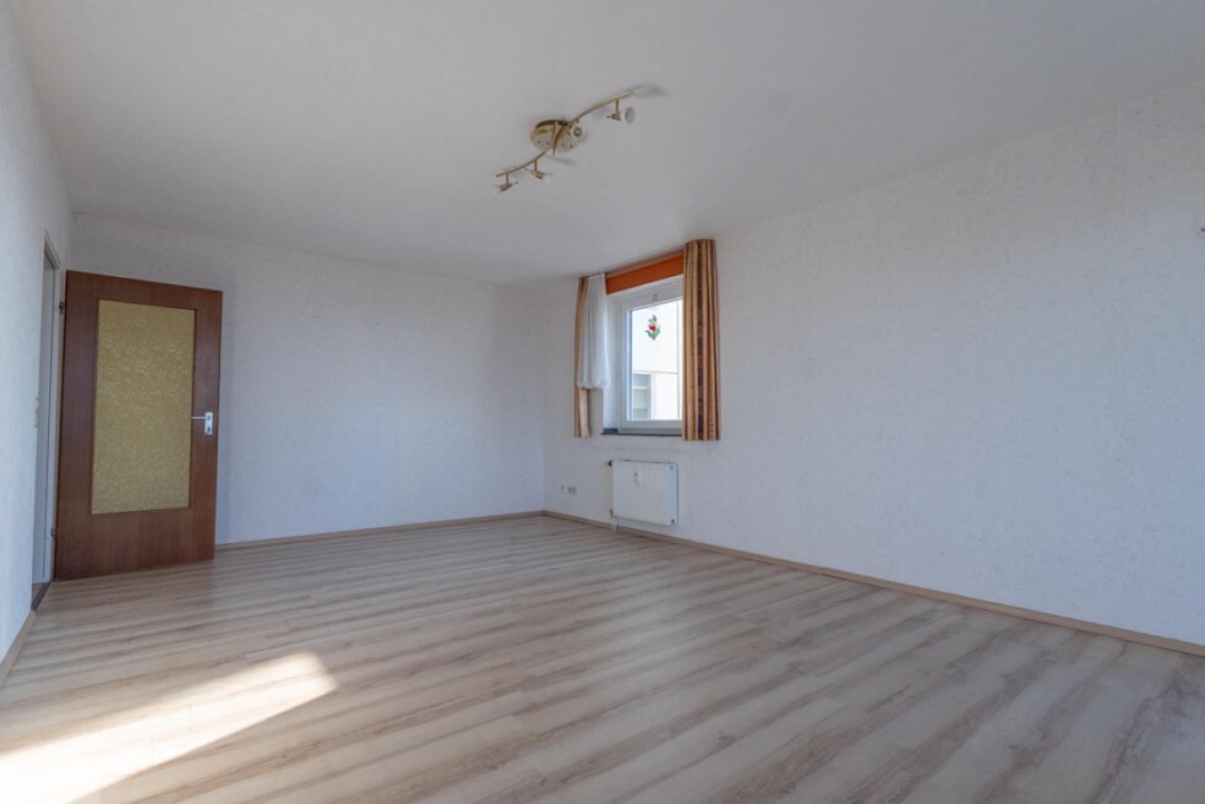 Blick von der Loggia zurück in das Wohn-Esszimmer