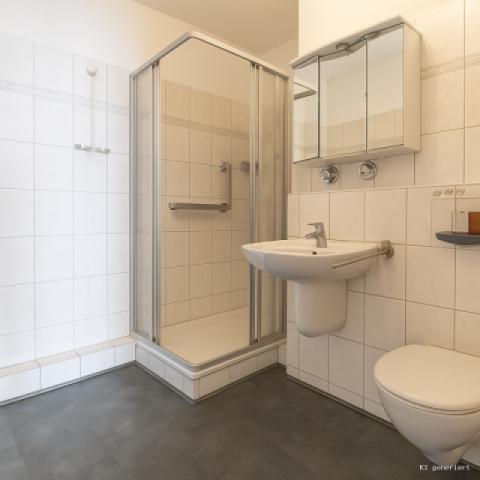 Das modern geflieste Duschbad