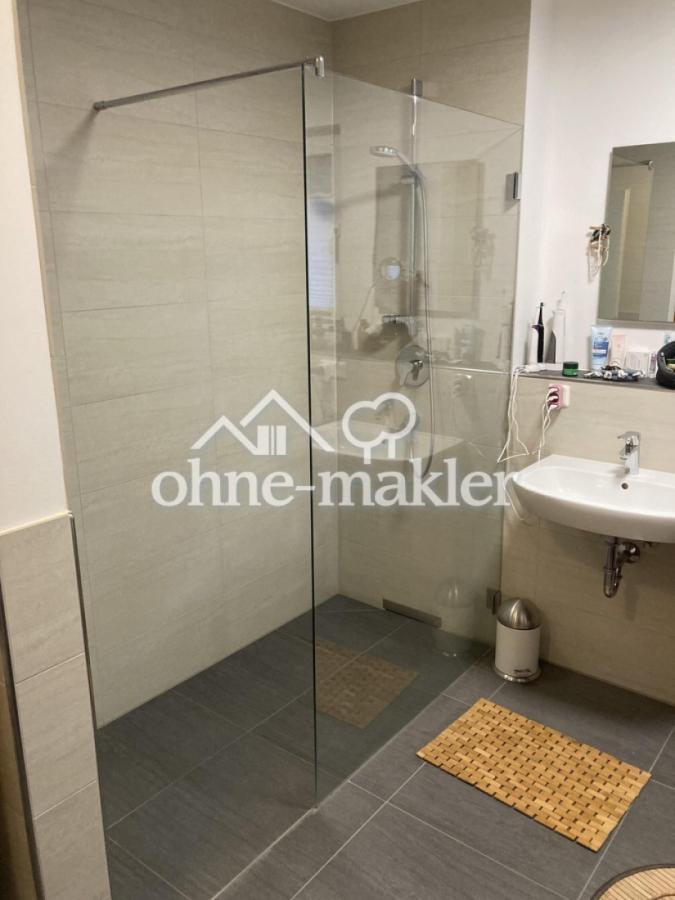 Bad 2. Bild/ Dusche Waschb.