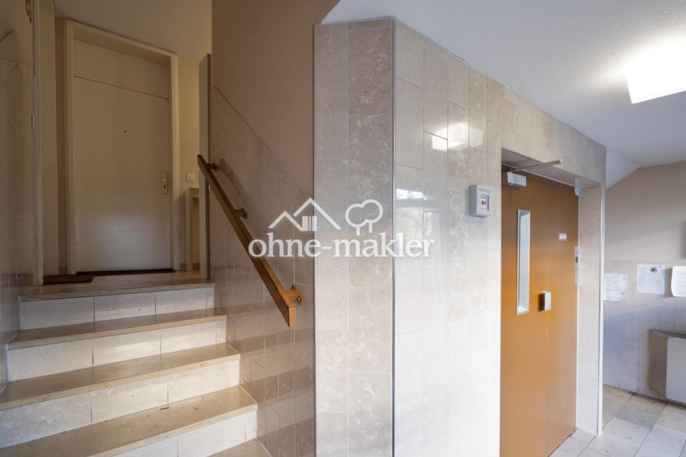 Treppenhaus mit Aufzug