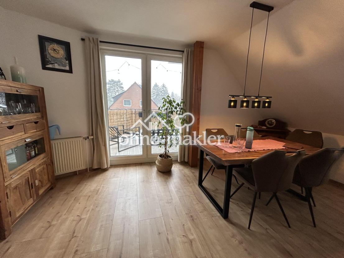 Wohnzimmer mit Tür zur Loggia