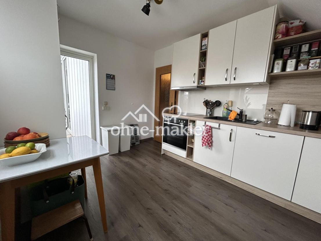 Küche mit Tür zur Loggia