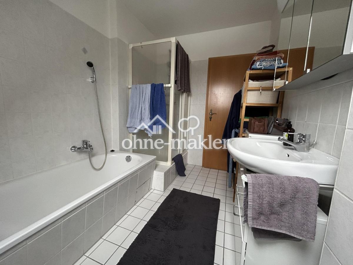 Bad mit Wanne und Dusche