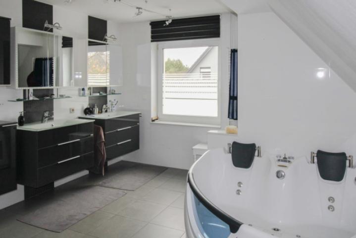 Badezimmer_2_OG_Sicht_1