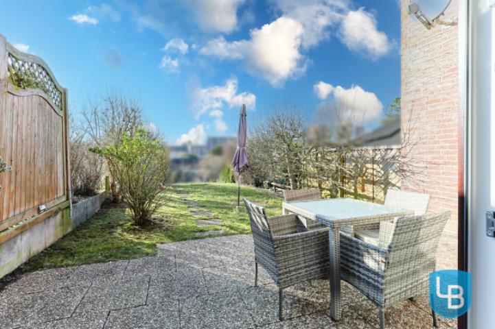 Terrasse mit Blick in den Garten