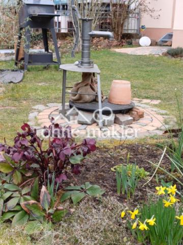 Garten mit Handschwengelpumpe