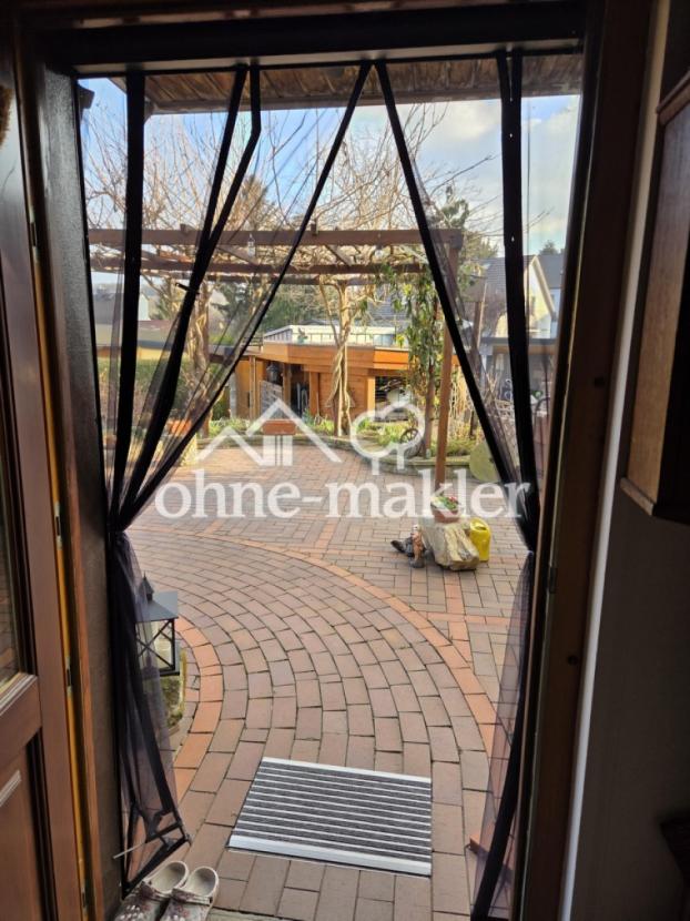 Blick über Terrasse in Garten