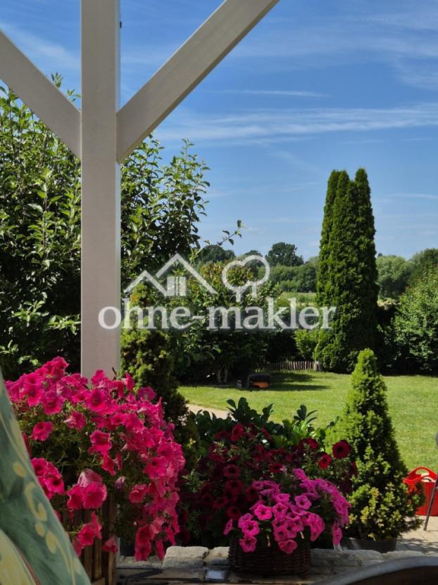 Blick Terrasse in den Garten