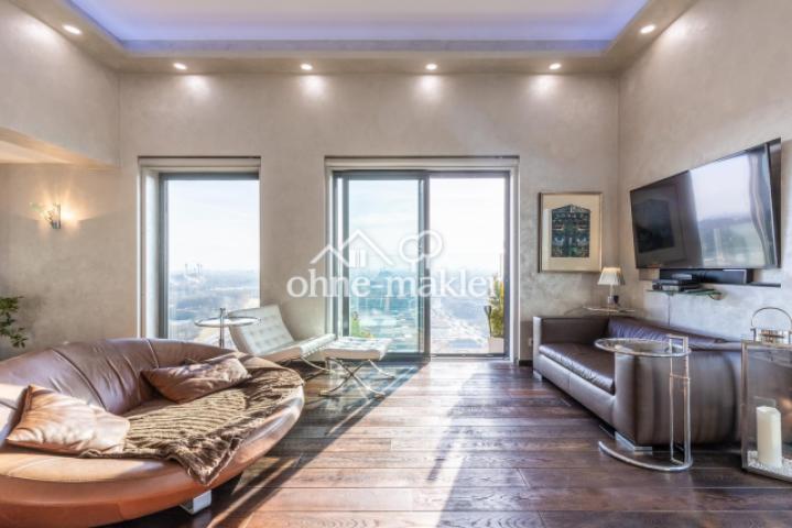 TV Ecke und Glasbalkon davor