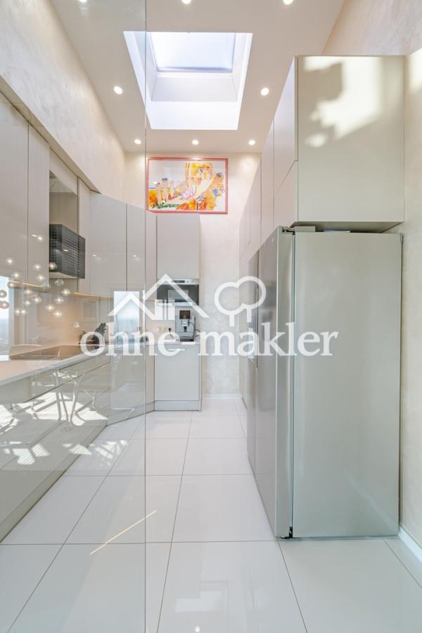 Küchentotale mit Deckenhaube