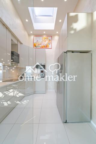 Küchentotale mit Deckenhaube