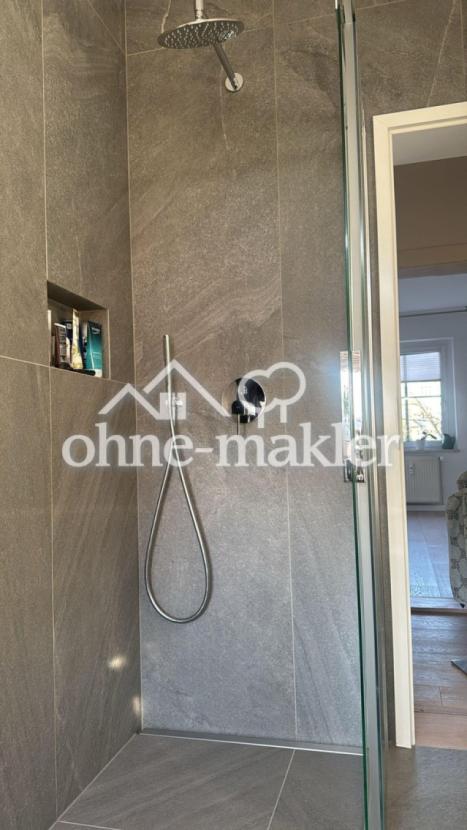 Dusche im Badezimmer