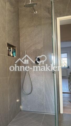 Dusche im Badezimmer