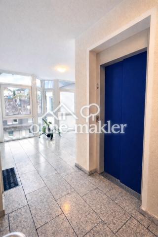 Fahrstuhl mit Treppenhaus