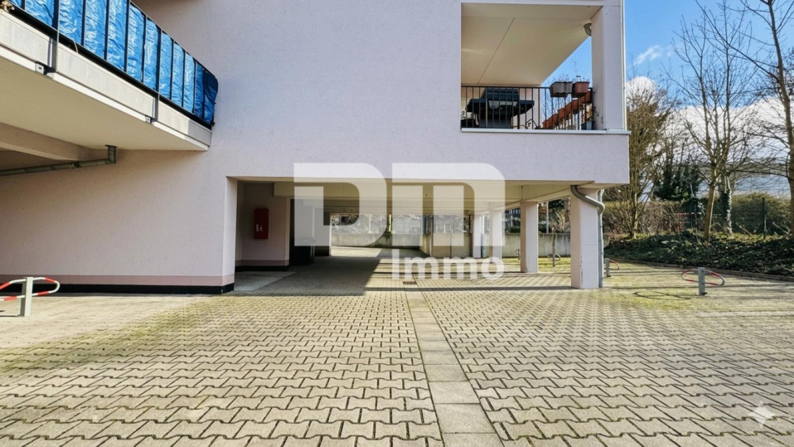 Innenhof / Carports / Zugang Treppenhaus 2